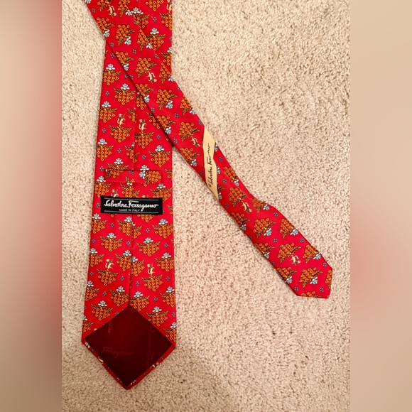 SALVATORE FERRAGAMO 100% Silk Red Horse/Flower Patterned Men’s Neck Tie - Picture 7 of 16